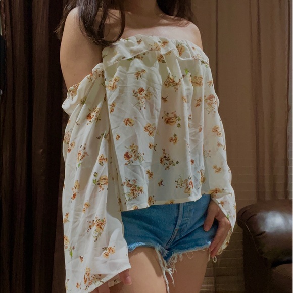 White Floral off the shoulder top - Picture 1 of 5